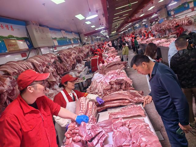 选购猪肉的人络绎不绝。孙颖 摄