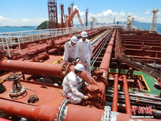 海事执法人员护航船载危险货物船舶安全进港。惠州海事局 供图