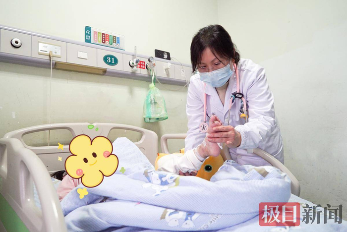 武汉儿童医院肾病内科副主任医师丁娟娟正在检查孩子的恢复情况（通讯员郭林 摄）