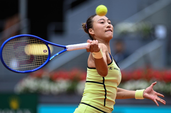 4月24日，郑钦文在比赛中回球。新华社记者 程敏 摄