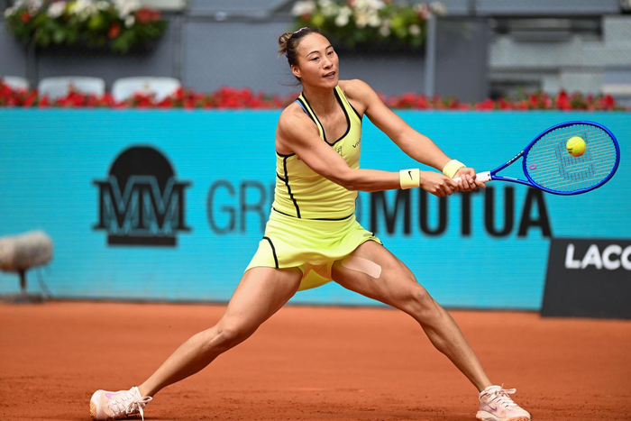 4月24日，郑钦文在比赛中回球。新华社记者 程敏 摄