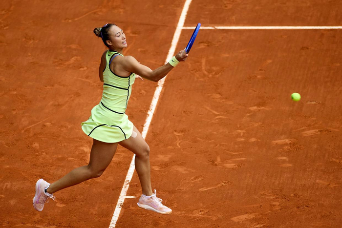 4月24日，郑钦文在比赛中回球。新华社记者 孟鼎博 摄