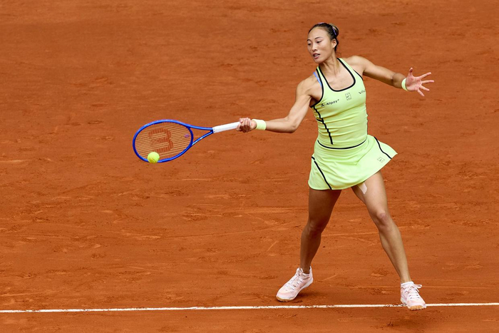 4月24日，郑钦文在比赛中回球。新华社记者 孟鼎博 摄