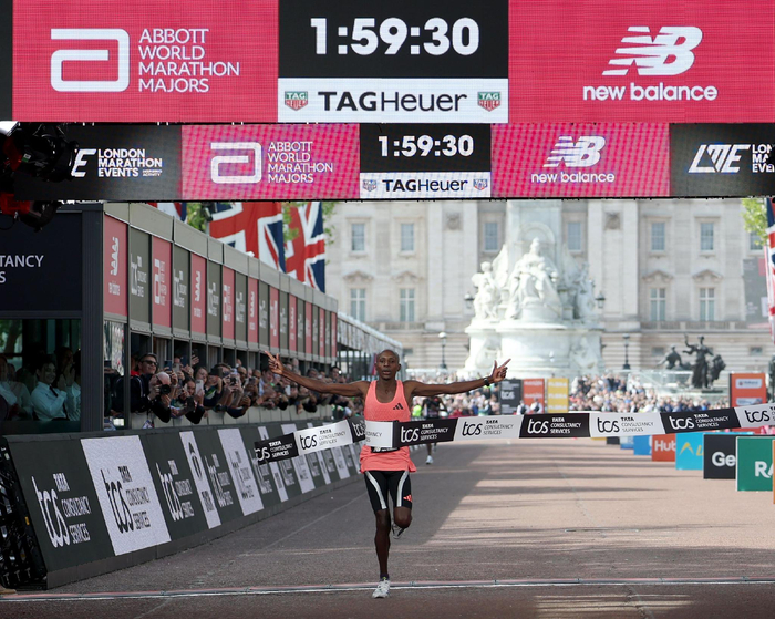 　　4月26日，萨维冲过终点线。新华社记者 李颖 摄