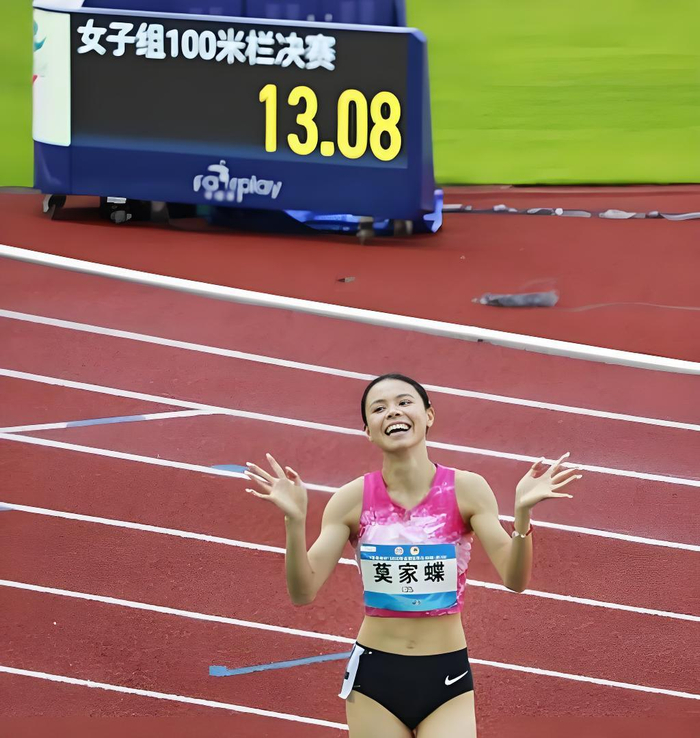 莫家蝶在职业生涯的100米栏首秀中，跑出13秒08，创造本赛季亚洲最好成绩。