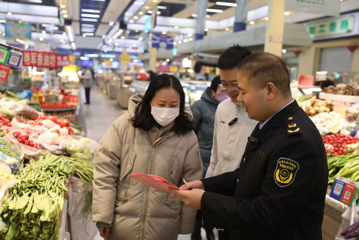 市场监管人员宣传“你点我检”活动。保定市市场监管局供图