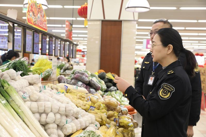 市场监管人员在购物广场检查食用农产品质量安全。保定市市场监管局供图