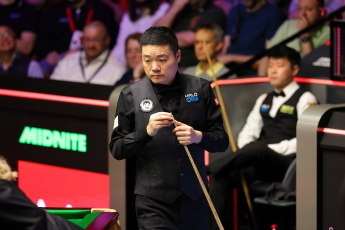 中国选手丁俊晖最终不敌后辈赵心童。    新华社发（翟政摄）