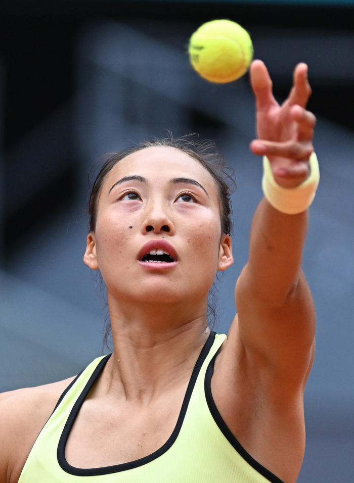 4月24日，郑钦文在比赛中发球。新华社记者 程敏 摄