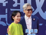 周润发夫妇亮相《寒战1994》首映礼，恩爱互动甜翻全场