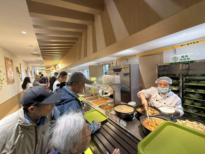 邻里中心一层的社区食堂为居民提供全时段服务。新京报记者 田杰雄 摄