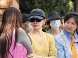 戚薇带娃逛游乐园，3岁seven近照曝光，母子俩坐旋转木马好有爱
