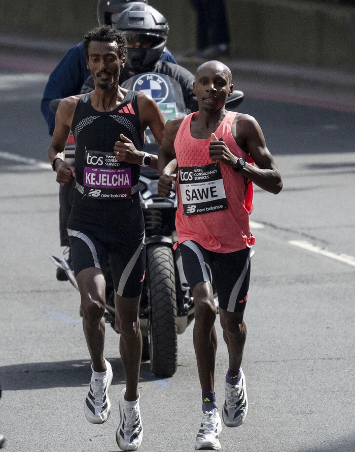 　　4月26日，萨维（右）和克杰勒恰在比赛中。新华社发（史蒂芬·程摄）