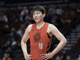 心系老东家！杨瀚森助威青岛季后赛：祝兄弟们放平心态、一路高歌