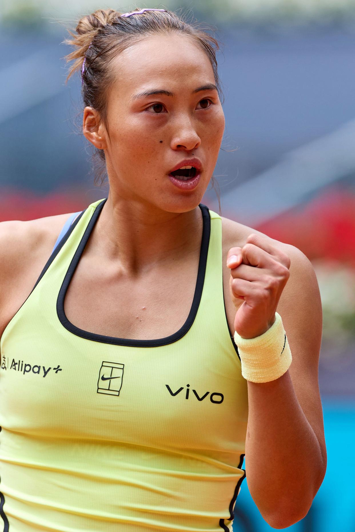 4月24日，郑钦文在比赛中庆祝得分。新华社记者 孟鼎博 摄