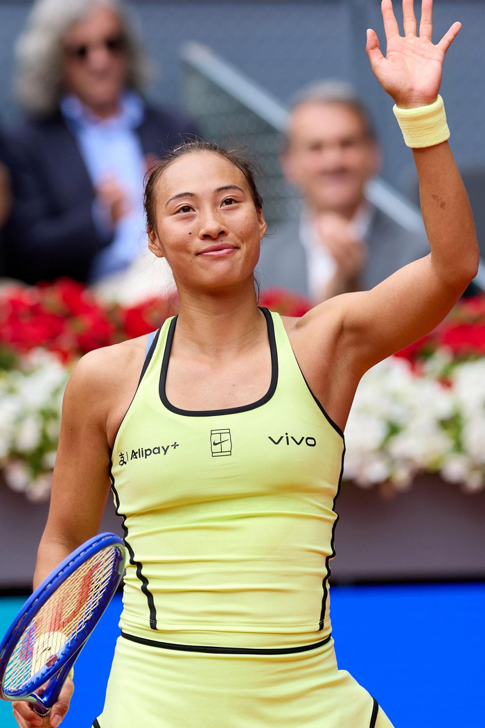 4月24日，郑钦文在比赛后向观众致意。新华社记者 孟鼎博 摄