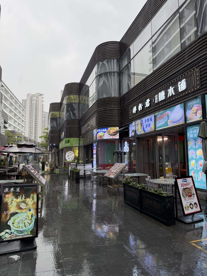 雨后的小径湾商圈（陈霞昌 摄）