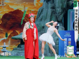 谢娜模仿张杰下腰唱歌，动作直接模仿到精髓，不愧夫妻两！