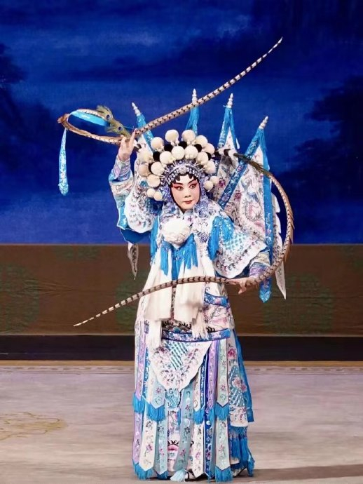 扮演‘全网最帅吕布’的戏曲演员是谁?他的翎子功有什么特别之处?|楼骁乐|吕布戏貂蝉|台州市|武生|浙江省_新浪新闻