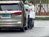 张子墨浙江嘉善录制新综艺清爽造型状态佳