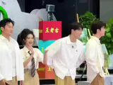 陈立农白衬衫亮相奔跑吧录制