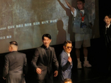 “寒战”三影帝十年后再同框,周润发客串主持人催场:“要回家了”_新闻