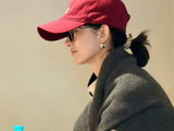 赵丽颖现身上海咖啡馆 头戴帽子侧颜超绝