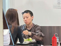 窦靖童宋妍霏在巴黎被偶遇，二人共食一碗河粉，肢体亲密被指“超出闺蜜界限”