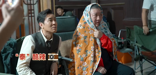 片场花絮中的导演张永新（右）和于和伟 视频截图 