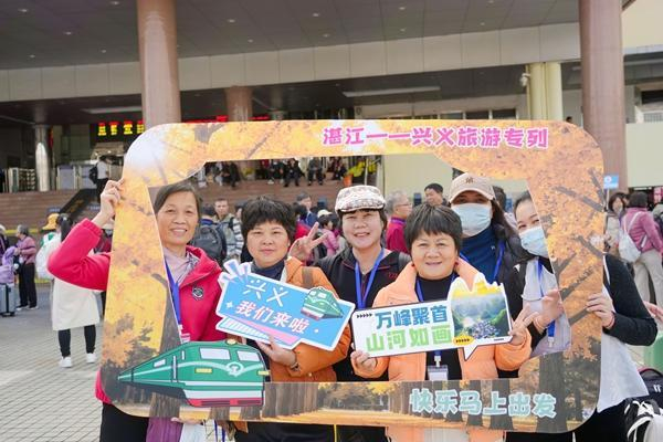 专列旅客在湛江车站站前广场合影。李超宇摄