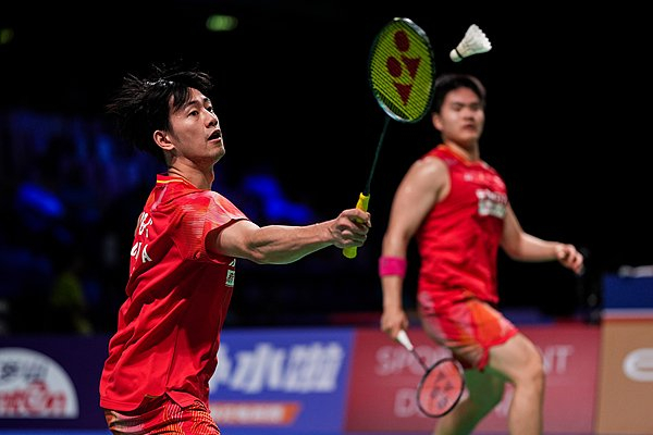 尽管遭遇突发状况和队友退赛，“梁王”直落两局战胜对手