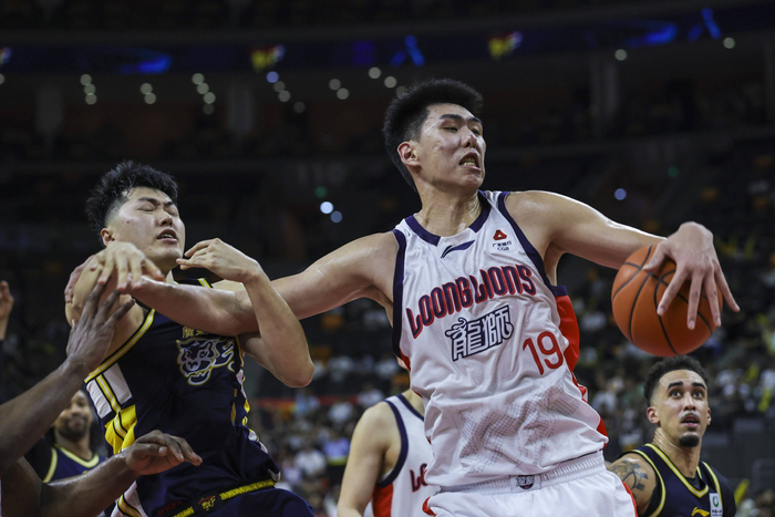 4月28日，广州朗肽海本队球员徐昕（右）在比赛中争抢篮板球。 新华社发（郑家雄摄）