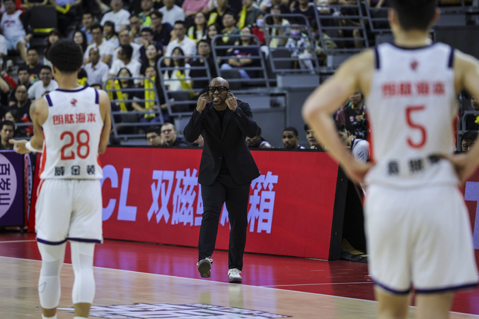 4月28日，广州朗肽海本队主教练米切尔（中）在比赛中。 新华社发（郑家雄摄）