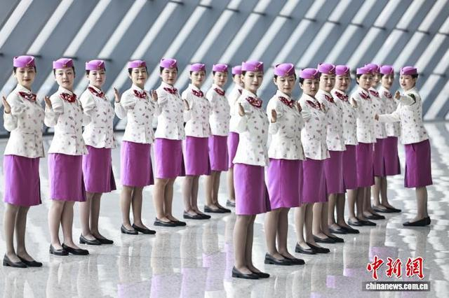 图为高铁乘务员正在进行礼仪培训。苏志刚 摄 