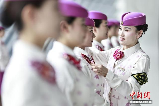 图为高铁乘务员正在进行礼仪培训。苏志刚 摄 