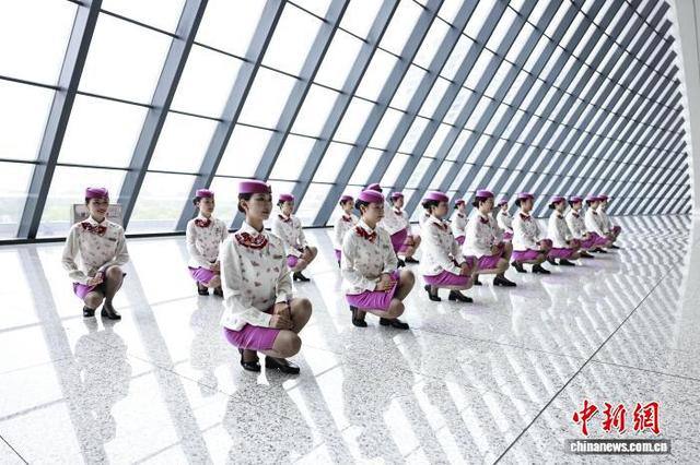 图为高铁乘务员正在进行礼仪培训。苏志刚 摄 