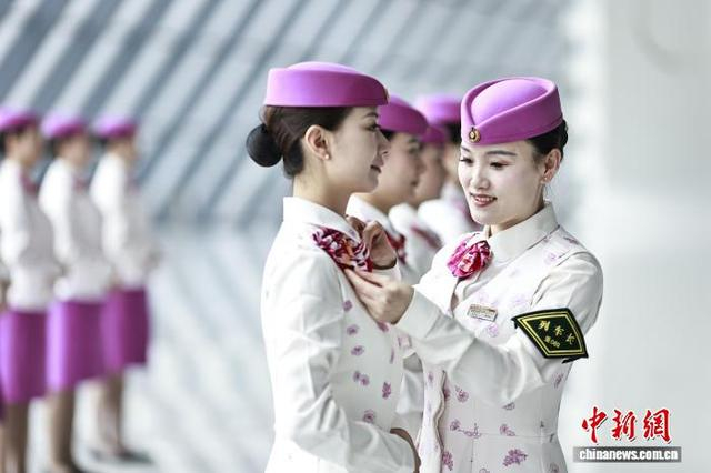 图为高铁乘务员正在进行礼仪培训。苏志刚 摄 