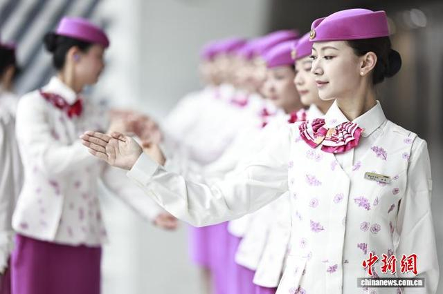 图为高铁乘务员正在进行礼仪培训。苏志刚 摄 