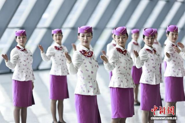 图为高铁乘务员正在进行礼仪培训。苏志刚 摄 