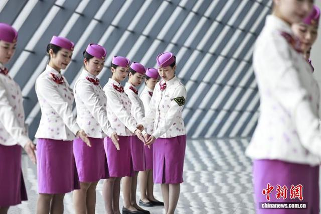 图为高铁乘务员正在进行礼仪培训。苏志刚 摄 