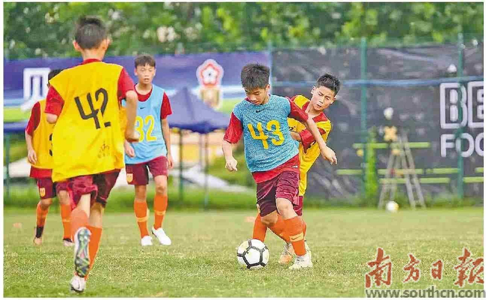 黄斯乐（右二）在国少队集训。大埔县文广旅体局供图