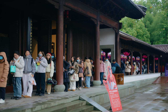 《太平年》播出后前来杭州钱王祠打卡的游客