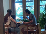 林志玲新加坡被偶遇！素颜抱娃喂饭太温柔，老公“甩手”成背景板