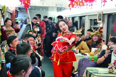 演员在哈尔滨开往漠河的K7041次民族非遗文化列车上表演。新华社发