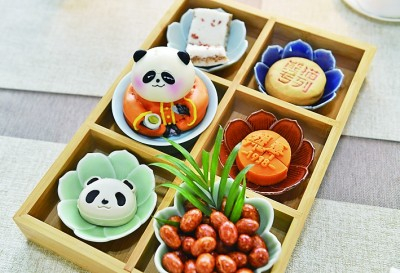 “熊猫专列·成都号”餐厅的特色糕点。新华社发
