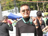 70岁周润发组织环山跑步，他满头白发肌肉精瘦，郑则仕暴瘦衰老