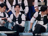杨洋魏大勋互相调侃，竟坐在一起比谁腿粗，笑不活了