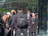哇哇哇哇看见帅宝啦，私服简约高级儒雅气质溢出屏幕了，我想去给你系鞋带