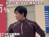 演员许鹏帮爷爷卖菜车上贴满寻亲贴纸