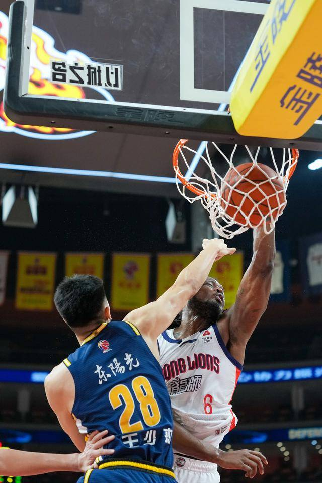 ↑ 广州朗肽海本队球员伯顿（右）在比赛中扣篮。 新华社记者 吴鲁 摄